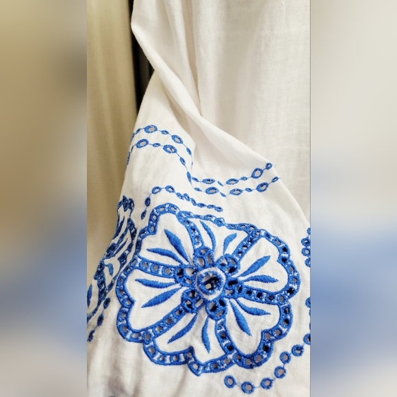 J. Crew White Linen Boho Blouse with Blue Embroidery | Size Medium - Picture 3 of 5